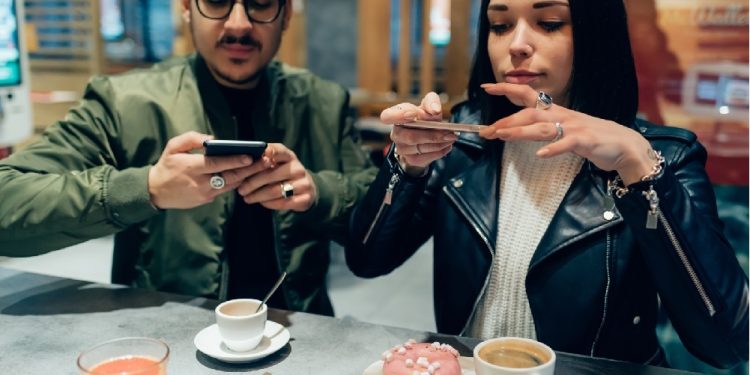 La publicidad de los influencers funciona gracias a las neuronas espejo que generan empatía y deseos de imitación del producto que promocionan.