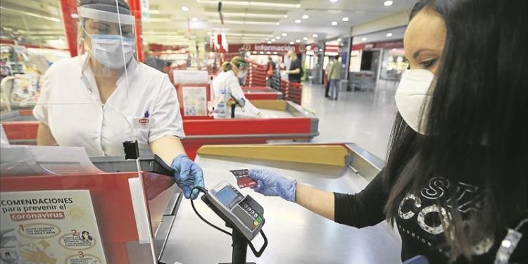 Pago con “tarjeta de débito” se acerca al “efectivo” en compras en supermercados.